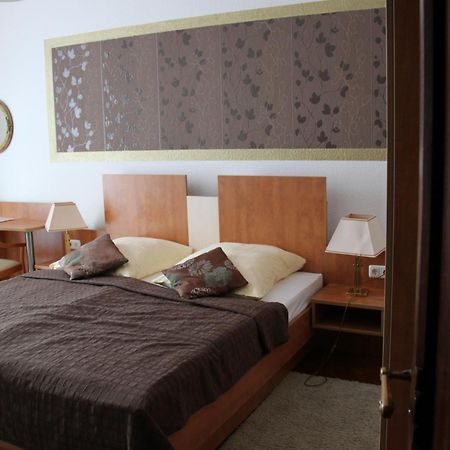 Hotel Vier Loewen Трабен-Трарбах Екстериор снимка