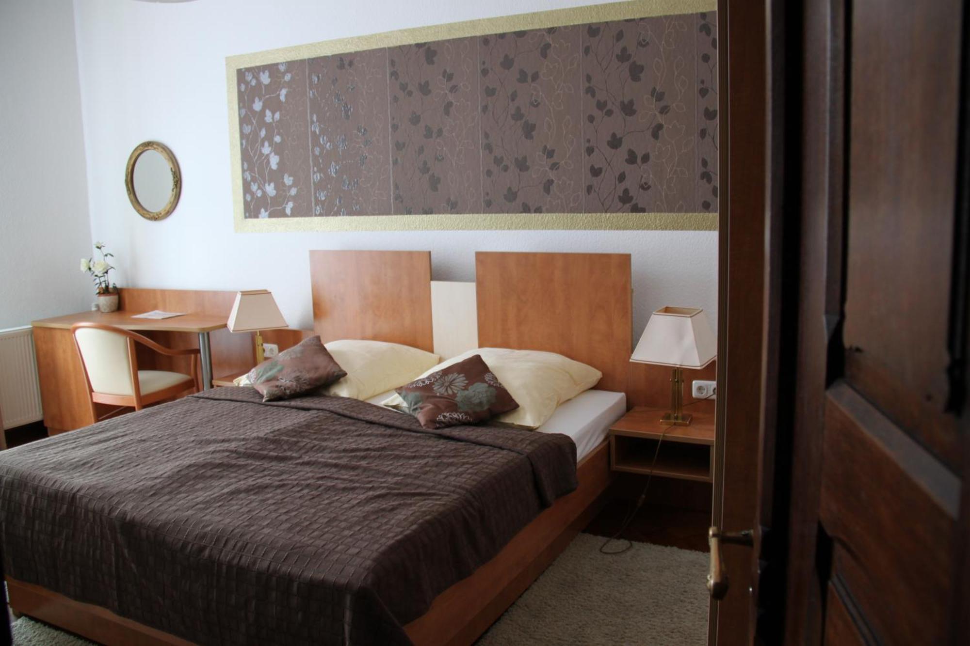 Hotel Vier Loewen Трабен-Трарбах Екстериор снимка