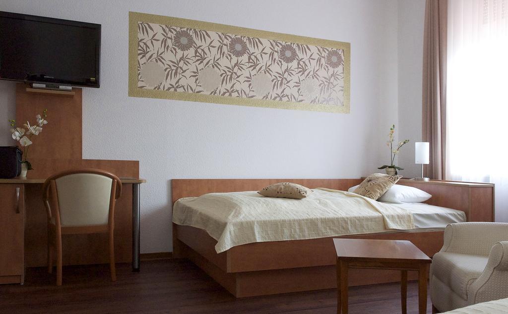Hotel Vier Loewen Трабен-Трарбах Стая снимка