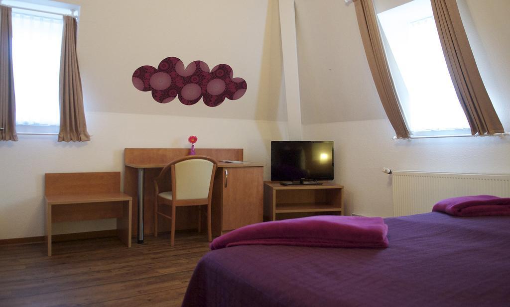 Hotel Vier Loewen Трабен-Трарбах Стая снимка