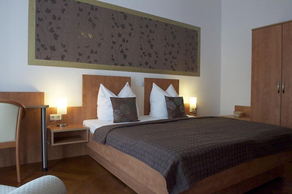 Hotel Vier Loewen Трабен-Трарбах Стая снимка