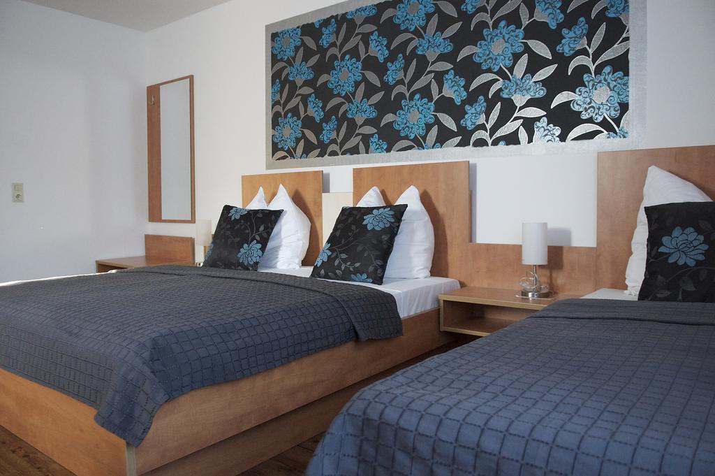Hotel Vier Loewen Трабен-Трарбах Екстериор снимка